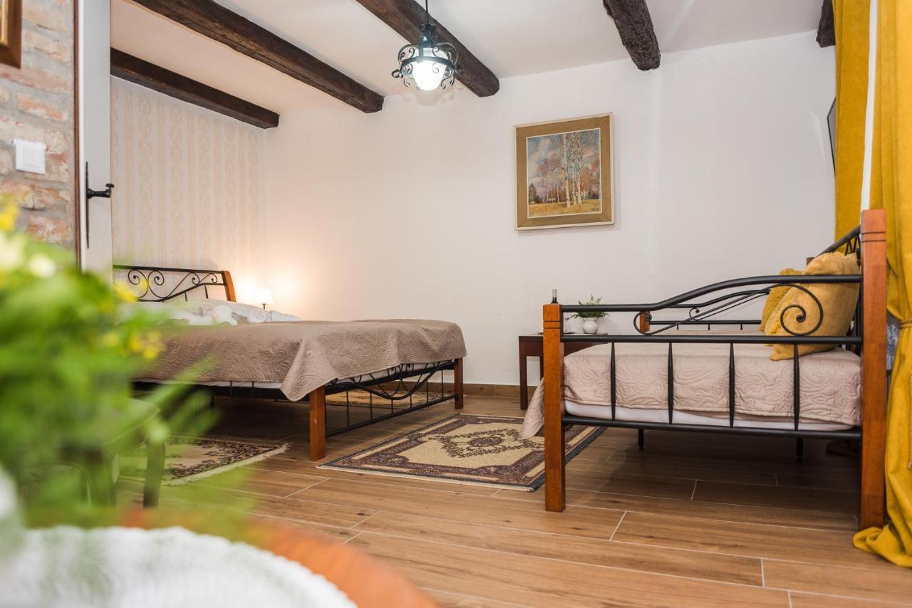 Tri Mudraca Inn Karanac Eksteriør billede